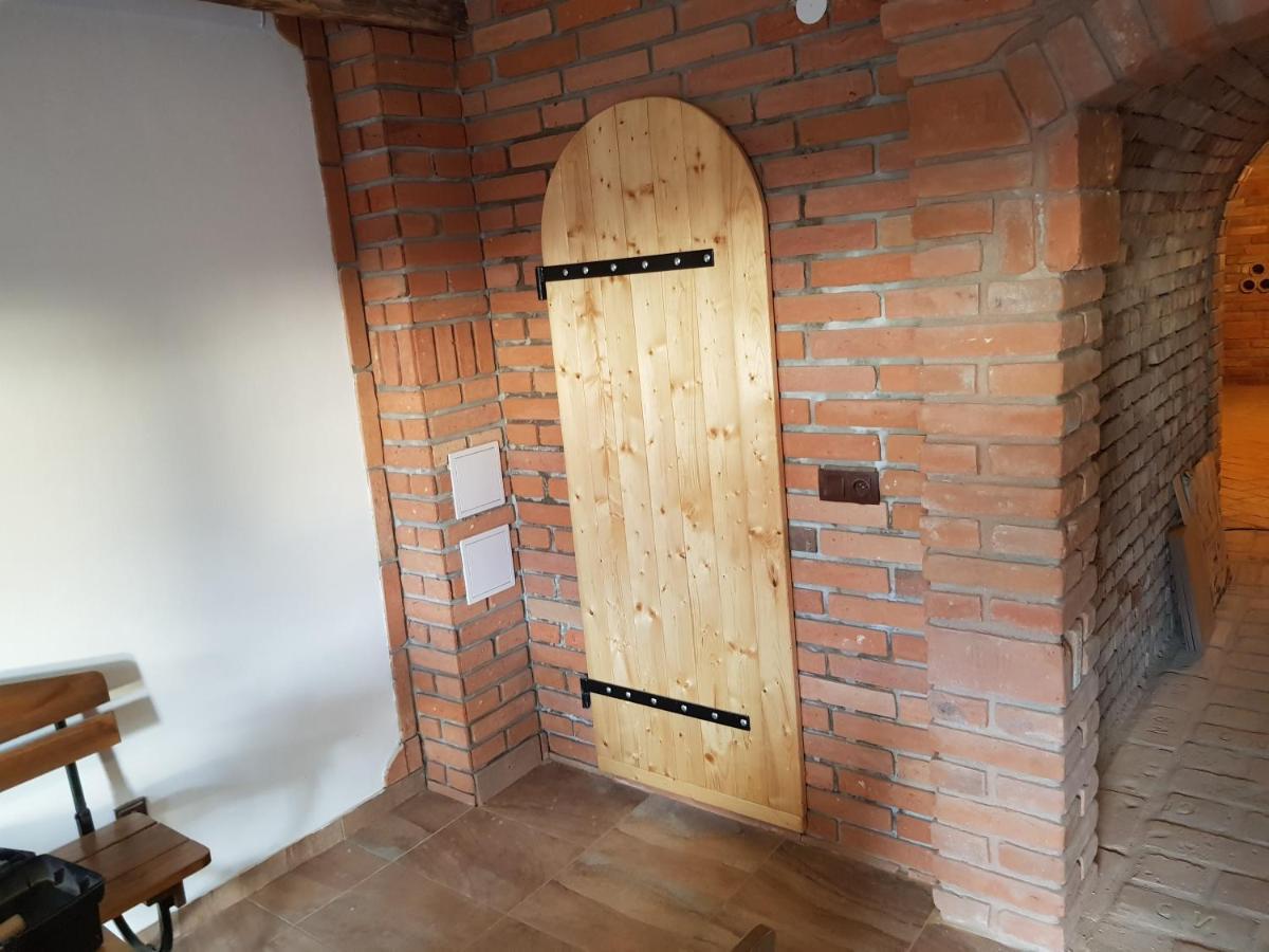 Apartman S Vinnym Sklepem Viktorie Pouzdrany Exterior photo